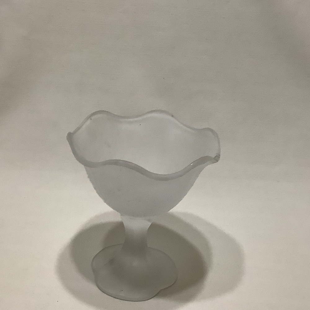 Frosted Glass Scalloped Pedestal G1M2W8